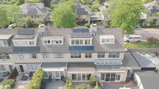 Deze fijne 6-kamer eengezinswoning van circa 135 m² ligt in een rustige en kindvriendelijke straat.