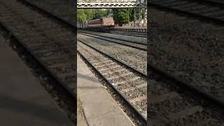 preview picture of video 'NEW Lhb VAISHALI SUPERFAST EXPRESS PASSING FROM CHAURI CHAURA STATION  AT FLAT 110 KMPH'