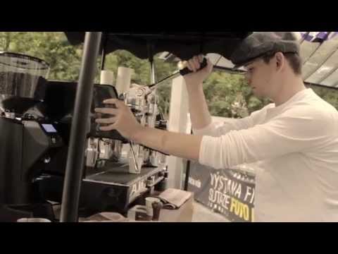 VIDEO: Ako sa rodí káva z pákového retro stroja na ulici
