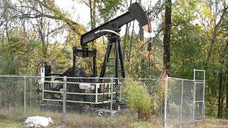 preview picture of video 'Lufkin Oil Well Pumping Unit'