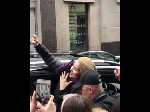 Natalia Oreiro con fans en el hotel (30.3.2019)