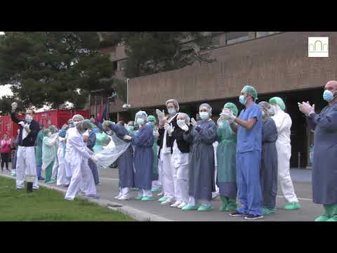 Emotivo momento de aplausos en el Hospital de Albacete