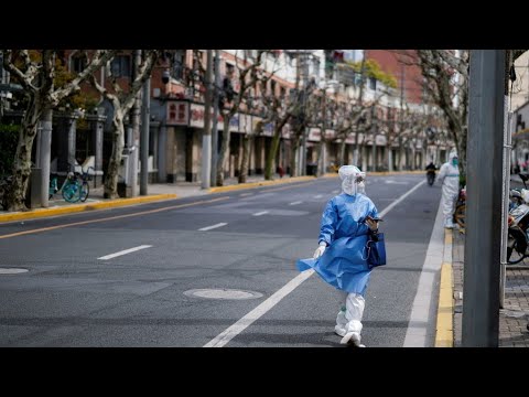 الصين تعيد فرض الحجر على ملايين الأشخاص في شنغهاي لمواجهة تفشي فيروس كورونا • فرانس 24 / FRANCE 24