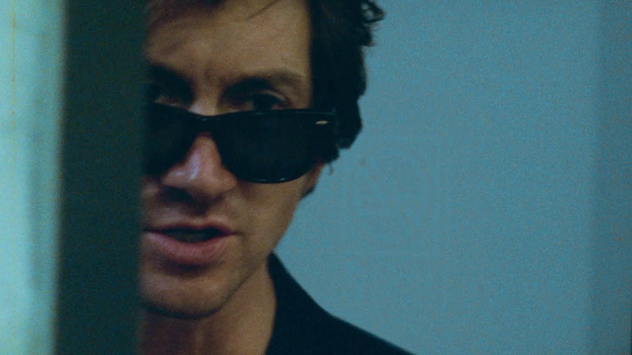 Les Arctic Monkeys dévoilent le clip de "Sculptures Of Anything Goes"