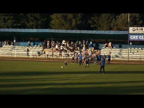 Piłkarze i kibice Glinika Gorlice świętują wygraną z Metalem Tarnów