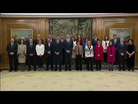22 وزيراً نصفهم من النساء.. أعضاء الحكومة الإسبانية يؤدون اليمين الدستورية …