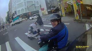 [爆卦] 自由時報派報員遮車牌 紅燈搶快 雙黃線迴/左轉