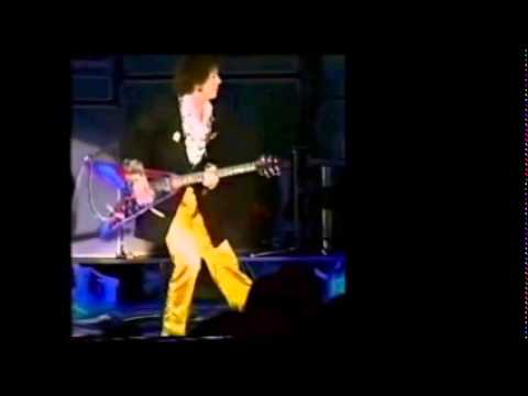 Billy Peek playing guitar/singing “Carol” with Rod Stewart
