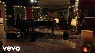 Kadr z teledysku The Christmas Waltz tekst piosenki Norah Jones