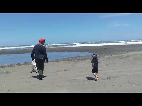 Zayna ziyad pertama kalinya kepantai, langsung lari mau main pasir padahal masih pake sepatuuu😅