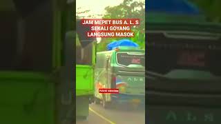 Download lagu Aksi Bus ALS Kejar Kejaran Di Lintas Sumatera #busmania #bus #busals #shorts #busindonesia mp3