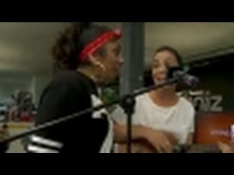 Ella Ronen - Shut Up and Hug Me - Live at joiz (11/12)