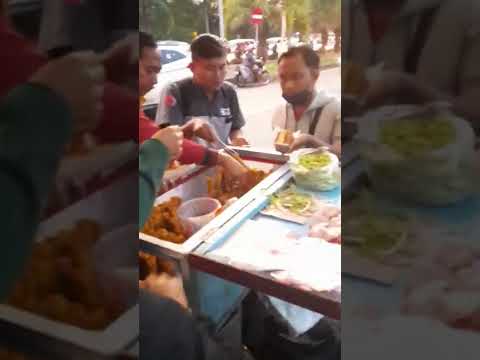 Lumpia Saepon #lumpia #risol #springroll #streetfood #vrindavan #indonesianfood #lumpiasaepon