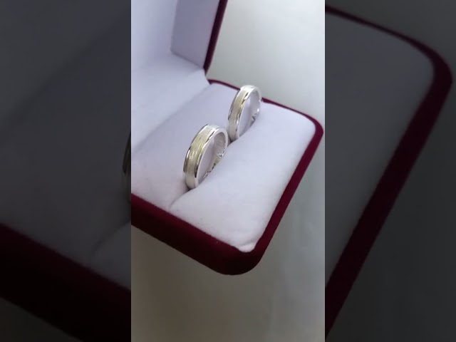 Vídeo relacionado con VNOX Personalizado Personalizado 5mm Ancho Plateado Acero Inoxidable Simple Anillo de Pareja Anillo de Boda Para Hombres, Grabado Gratuito, Tamaño 22