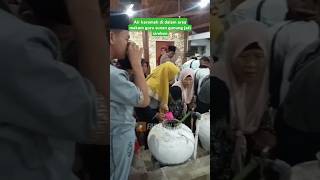 Download lagu ramai ramai minum Air karomah di makam guru sunan gunung jati #shorts mp3