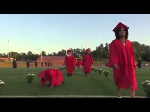 Chica se cae una y otra vez ¡En su graduación!
