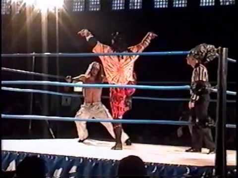 Scott Savage w/ Sarah Stock vs Insanity - RAW - July 8th 2002