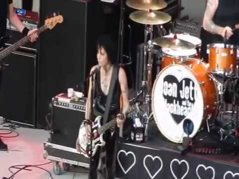 Joan Jett and the Blackhearts - Crimson and Clover @Forest Hills Tennis Stadium May 30, 2015