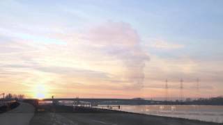 preview picture of video 'Time-lapse : Strasbourg, Pont Pierre Pflimlin, et Rhin à la tombée du jour'