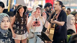 Download lagu Penonton Tengah Layan Lagu Jiwang | Tiba² Dua Penari Perempuan Cantik Dari Rusia Masuk Berjoget' mp3