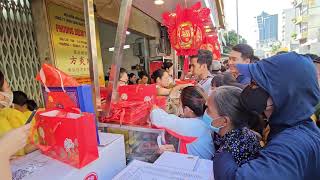 Tiệm Bánh Trung Thu Đông Khách Nhất Sài Gòn Ngày Bán Cả Ngàn Cái, Bán Một Mùa Ăn Cả Năm.