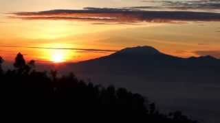 preview picture of video 'Sunrise di Selo kaki gunung merbabu'