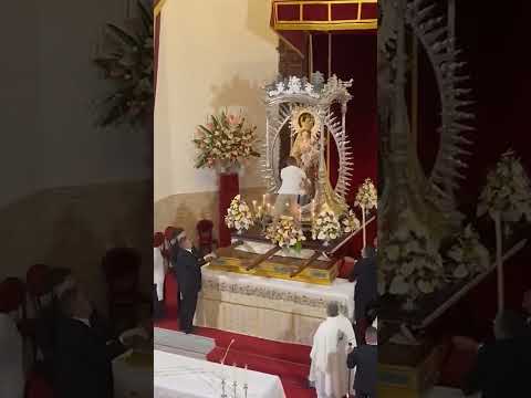 Homem invade igreja, interrompe missa e deixa criança aos pés de Nossa Senhora