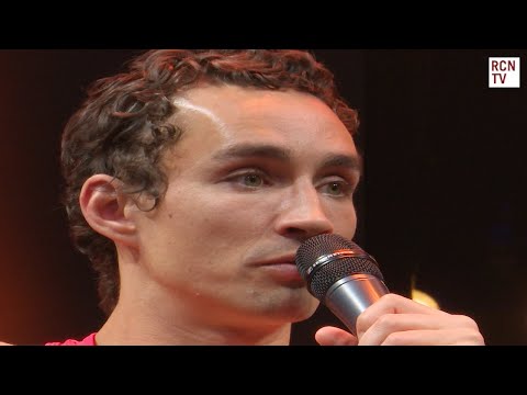 Robert Sheehan On Cold Pizza & Pineapple Toppings?