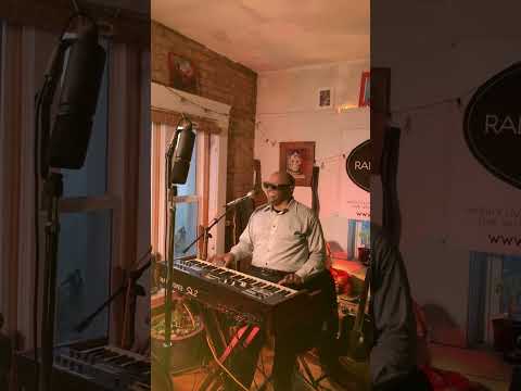 Ellis Hall live on Radio Venice... Drums : Andy Kravitz