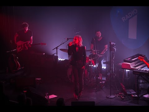 GEIKE - MIDDLE OF THE NIGHT (LIVE @ RADIO 1 GEIKE SESSIE)