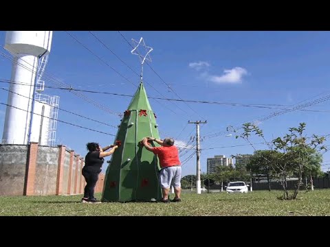 Voluntários ''reformam'' árvores de natal motivo de piada em Rio Claro