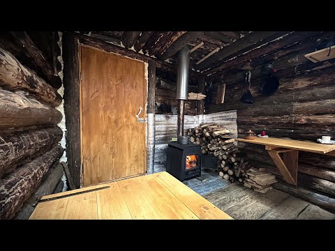 Uwięziony w ziemiance podczas obfitych opadów śniegu. 2 Dni SAM w lesie. Gotowana pieczeń w piecu