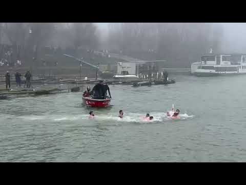 Aruncarea crucii in Dunare, de Boboteaza. Tinerii s-au aruncat in apa