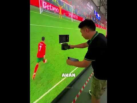 Pria Ini Memperbaiki Layar Raksasa Ronaldo