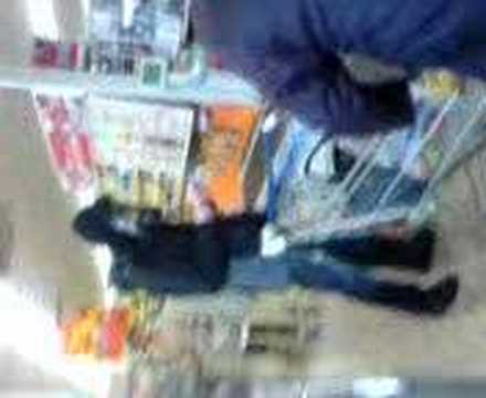 Scream kauft in Plus n paar neue Kaugummis