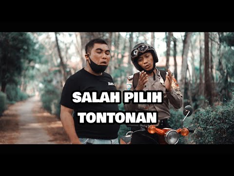 salah-memilih-tontonan-pak-bhabin-polisi-motret