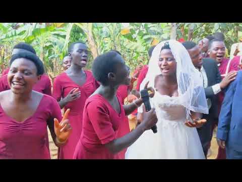 Mana we🤩🤩 baririmbiye umugeni yuzura umwuka! blessed choir ikoze amateka💯💕
