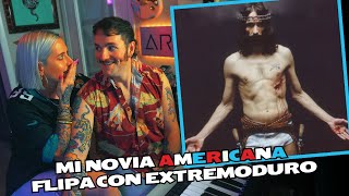 Le enseño a mi novia americana 'Jesucristo Garcia' de Extremoduro.