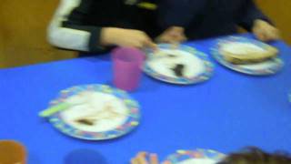 Comiendo la tarta