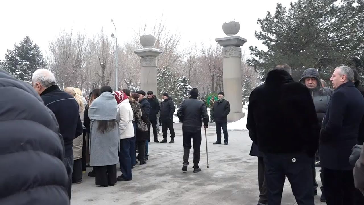 #Ուղիղ․ Քաղաքացիներն ու քաղաքական գործիչներն այցելում են Եռաբլուր