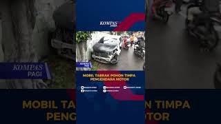 Download lagu Mobil Oleng Tabrak Pohon di Surabaya, Pengendara Motor Wanita Luka Parah #shorts mp3