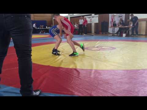 Der Chef der Matten verteidigt seine königliche Zone. Spannender Ringkampf: Wedding vs. Hellersdorf