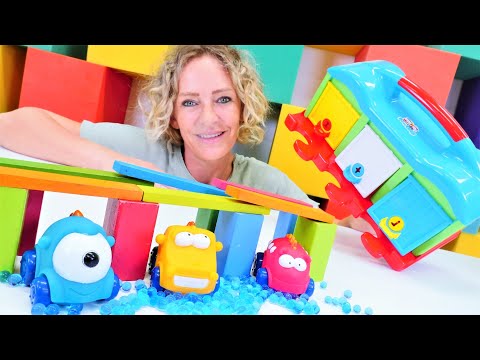 Spielzeug Video mit Nicole. Eine neue Garage für die Spielzeugautos. Kinder Video auf Deutsch