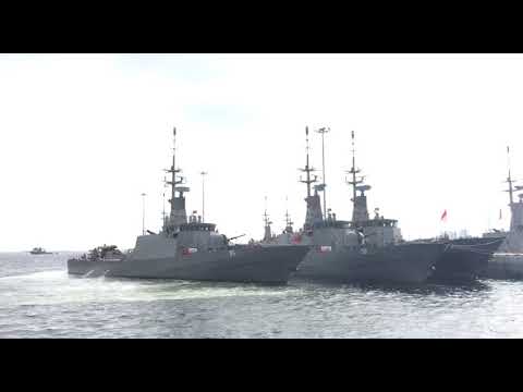 RSS Brave leaving port to search for missing US crewmen