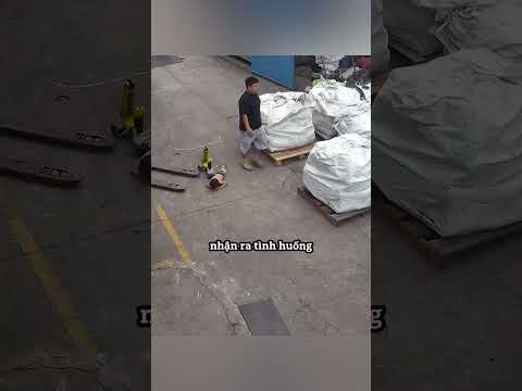 Người cha biết đứa trẻ nào cần được ưu tiên