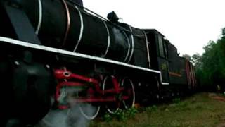 preview picture of video 'Myanmar Railways (MR/Burma), Departure from Theinzayat Station of steam locomotive (22/11/2005)'