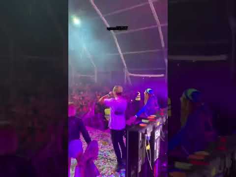 Special moment with the crowd x #Bouncemakers, resident djs & co-founder of @dreamlandmusicfestival ⛰🇮🇹