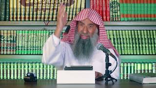 صورة ما حكم من علم بنجاسة على ثوبه ولم يرها فأسال الماء عليها؟