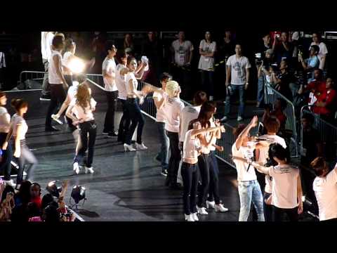 SM Town LA Ending- Mostly Seohyun & Hyoyeon focus