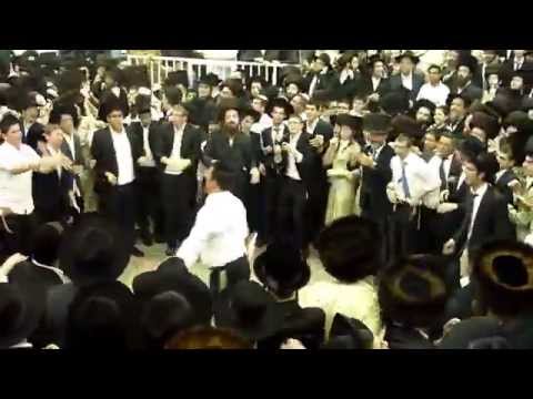 Awesome! Surprise performance at Toldos Aharon Simchas Beis HaShoeva 5775 (13 Oct 2014)